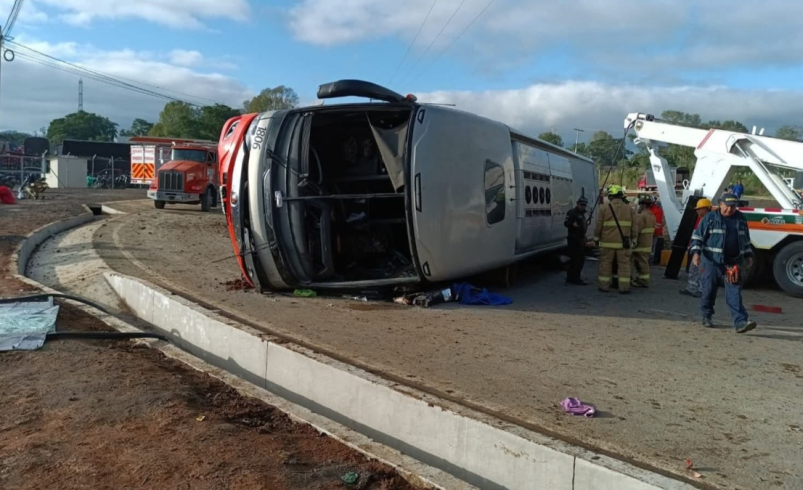 El autobús volcó en la vía principal

 – Ojo critico