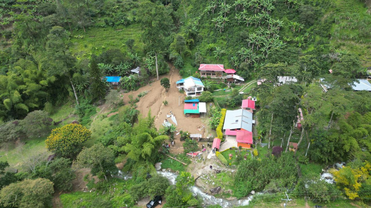 Deslaves arrasan viviendas, familias son evacuadas y cientos de personas resultan afectadas por la tormenta en Ibagué y Venadillo

 – Ojo critico