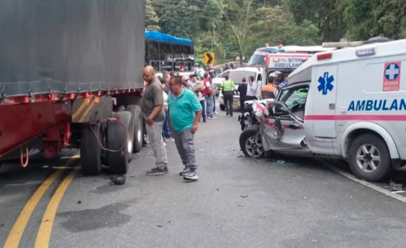 Dos personas heridas en espectacular colisión entre un camión con remolque y una ambulancia en Antioquia

 – Ojo critico