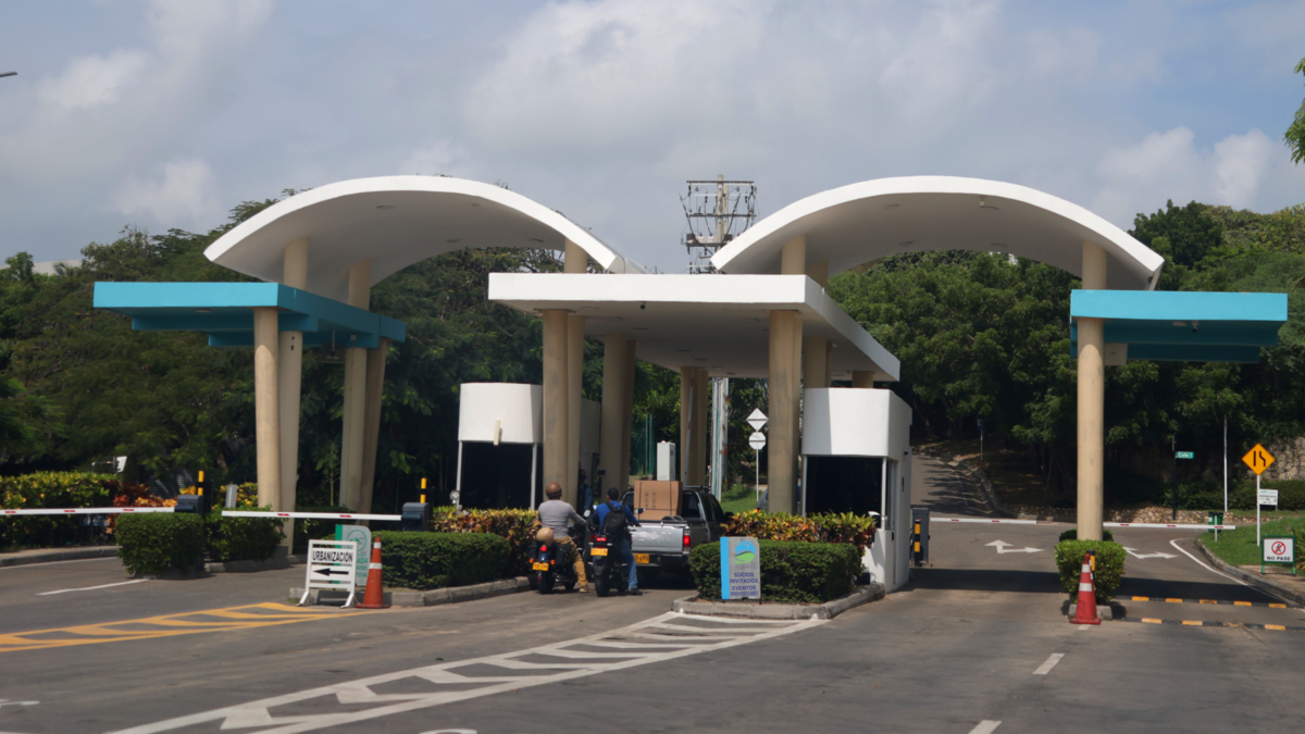 Genera allanamiento a casa del ministro Benedetti en exclusivo Lagos de Caujaral

 – Ojo critico