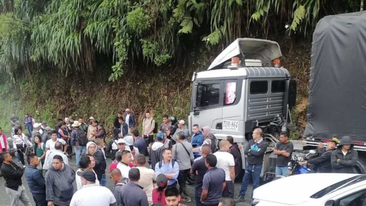 Indígenas awá bloquean la carretera entre Pasto y Tumaco en protesta pacífica ante la amenaza de conflicto armado en sus territorios

 – Ojo critico