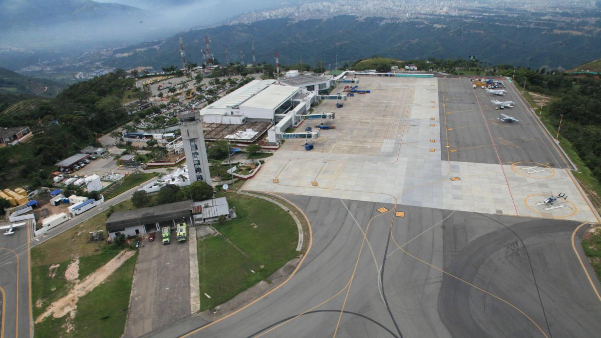 El Aeropuerto Internacional Palonegro de Bucaramanga reanudó el servicio nocturno y la pista ya está iluminada

 – Ojo critico