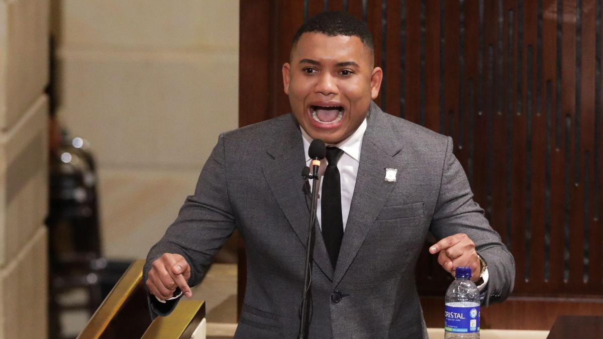 Presentan solicitud ante el CNE para invalidar derechos del congresista cartagenero Miguel Polo Polo por su presunta doble militancia

 – Ojo critico