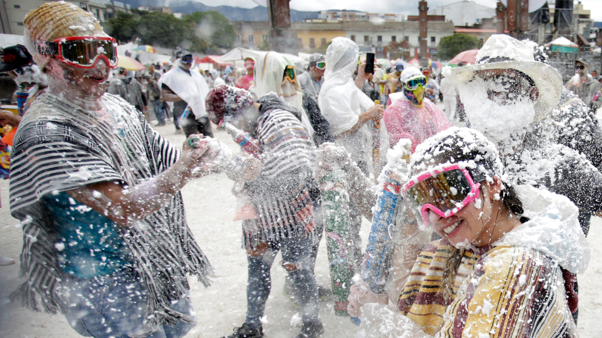 Un juzgado de Pasto ordenó suspender el talco durante el Carnaval de Blancos y Negros, pero la Alcaldía lo permitirá con algunas restricciones

 – Ojo critico