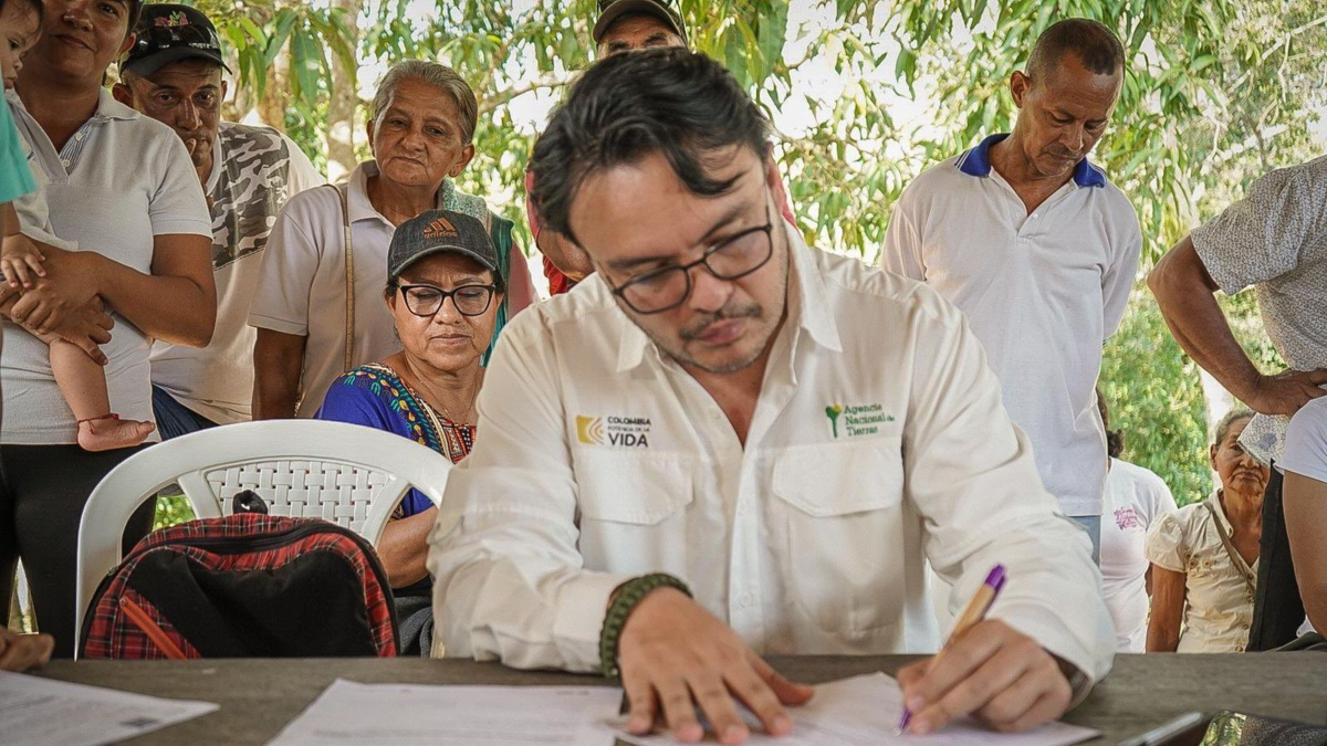 “Nuestra meta es llegar a un millón de hectáreas administradas, más de la mitad de las cuales se destinarán a comunidades campesinas, afro e indígenas”, Felipe Harman

 – Ojo critico