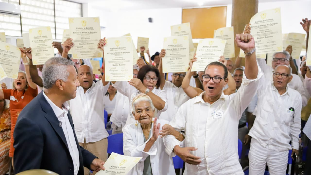 Después de medio siglo de espera, la promoción 1975 del Liceo de Bolívar de Cartagena «Los Rebeldes» realizó su acto de graduación

 – Ojo critico