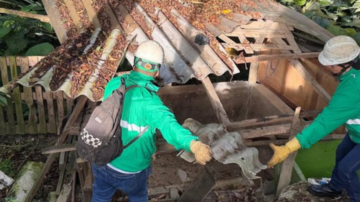 Destruyen casetas ilegales utilizadas para estacionamiento, ventas y eventos clandestinos en el municipio de 1 Medellín

 – Ojo critico