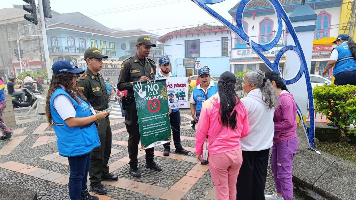 Uniformados recorren municipios como parte de campaña para evitar quemas en el Día de Velitas

 – Ojo critico