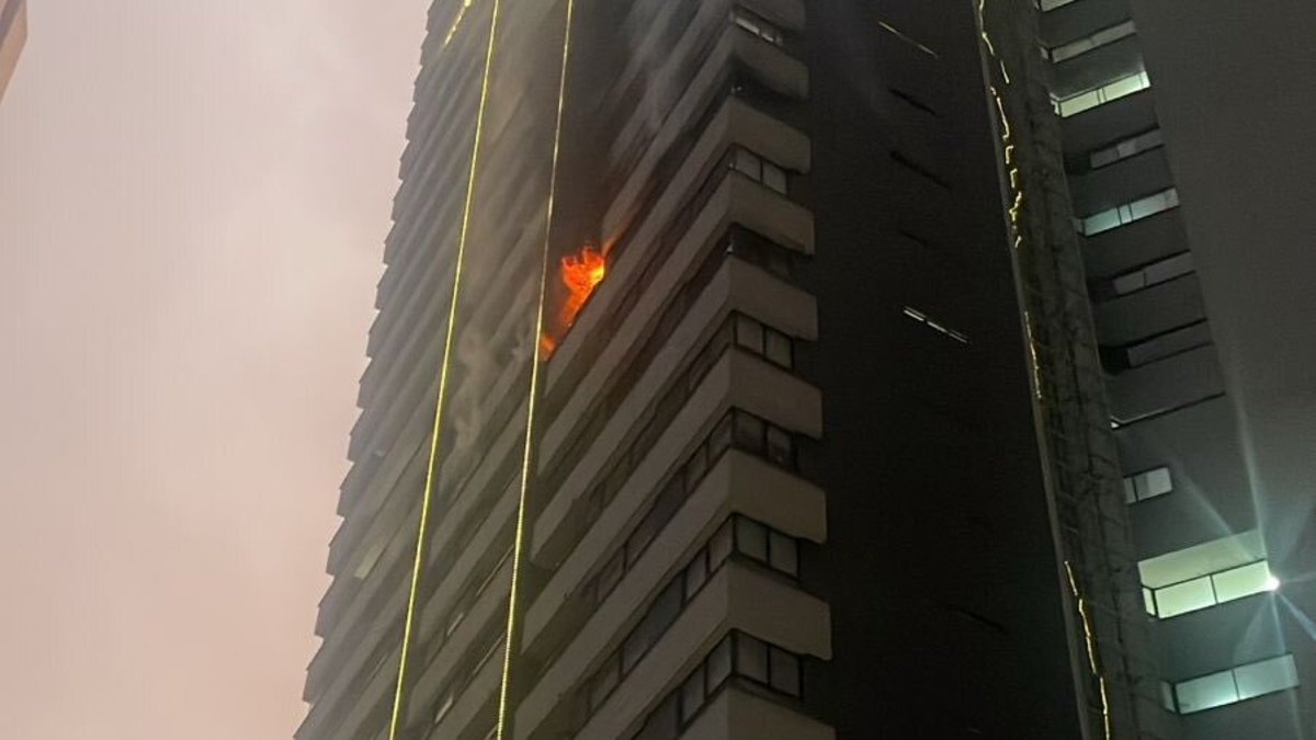 Emergencia por incendio en el piso 14 de un edificio en el sureste de Medellín durante la tradicional noche del Día de las Velitas

 – Ojo critico