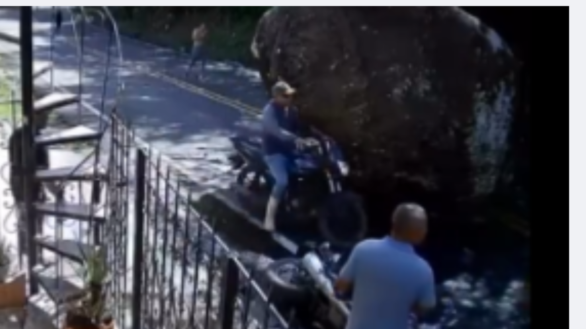 Así recuerdan vecinos de la zona de Antioquia la roca gigante que aplastó una motocicleta cerca de unas casas

 – Ojo critico