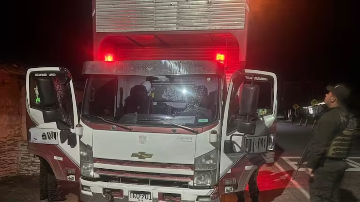 Un grupo de hombres armados disparó contra un camión luego de que su conductor evitó un retén ilegal en la Carretera Panamericana; dos civiles resultaron heridos

 – Ojo critico