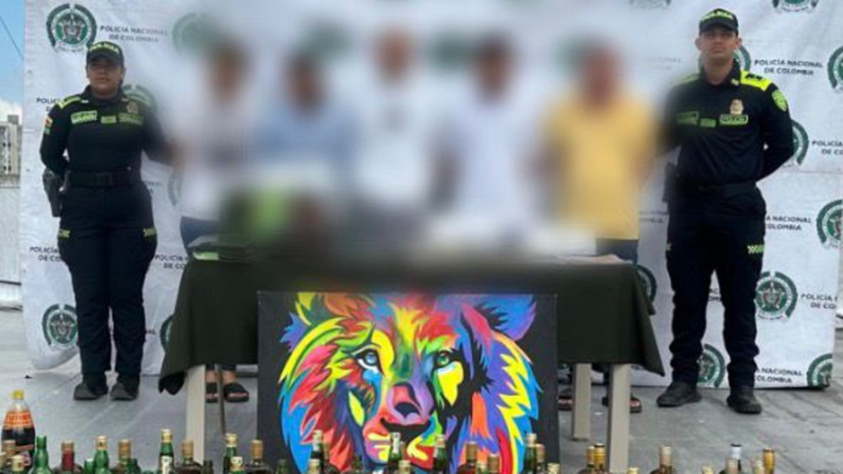 Seis integrantes de «Los Costeños V» llegan con 116 botellas de alcohol adulterado

 – Ojo critico