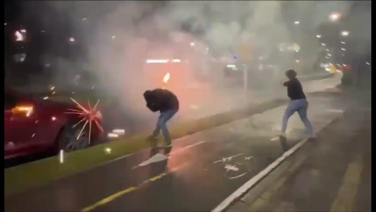 Alarma en Antioquia por el desafío viral de la «guerra contra las bengalas»: se reportó un nuevo caso en el que una persona resultó impactada en Rionegro

 – Ojo critico