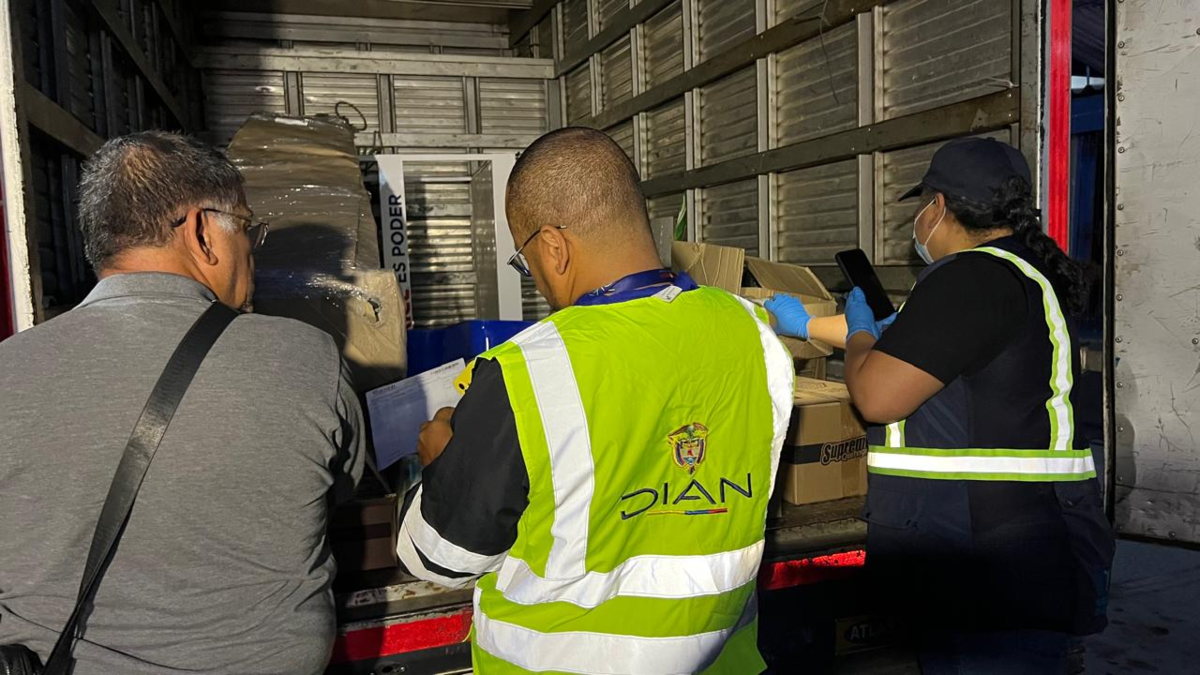 El «Plan Navidad», el operativo anticontrabando de la Dian a nivel nacional, llegó al parque Las Delicias de Cali: confiscan alcohol y cosméticos

 – Ojo critico