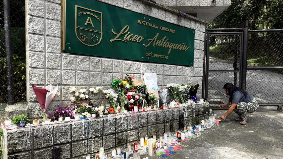 El gobierno y la alcaldía Bello declararon tres días de luto; La comunidad educativa honró a las víctimas a la luz de las velas.

 – Ojo critico