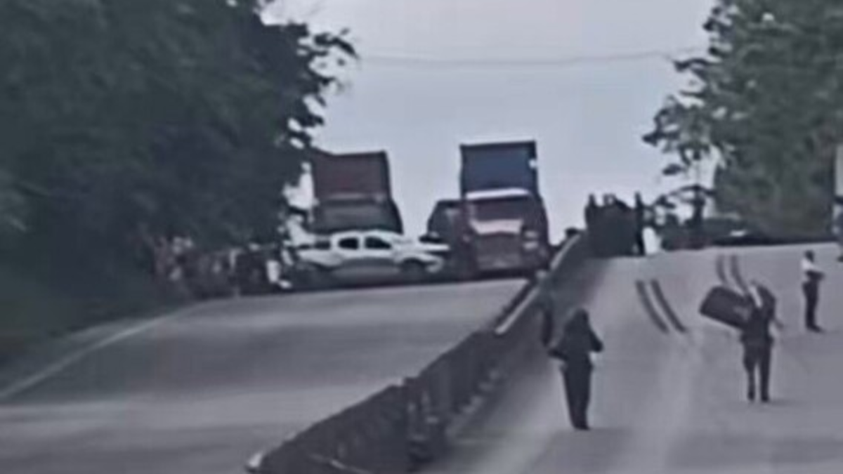 El ejército y la policía evitaron una tragedia al desactivar un cilindro bomba en la vía Cali a Buenaventura; Las autoridades informaron esto

 – Ojo critico