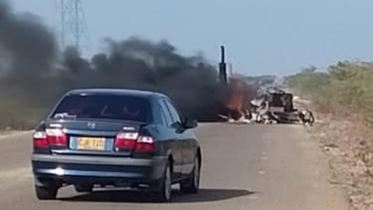 Tensión en La Guajira tras escalada de terrorismo en ejes viales e infraestructura ferroviaria Cerrejón: tractor quemado

 – Ojo critico