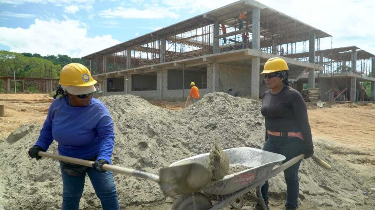 un grupo de trabajadoras lo reconstruyen después de que fuera arrasado por fuerzas paramilitares

 – Ojo critico