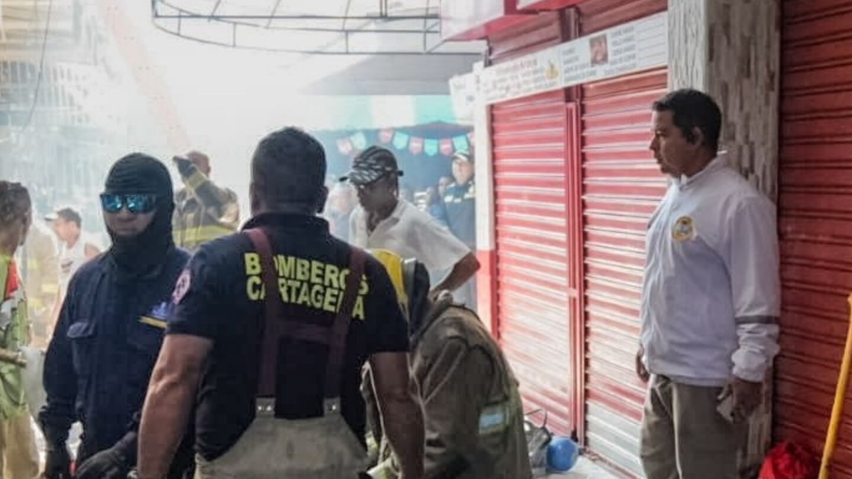 El incendio destruyó el almacén y dejó al descubierto peligrosos depósitos de pólvora en el mercado de Bazurto, amenazando la seguridad de los bomberos.

 – Ojo critico