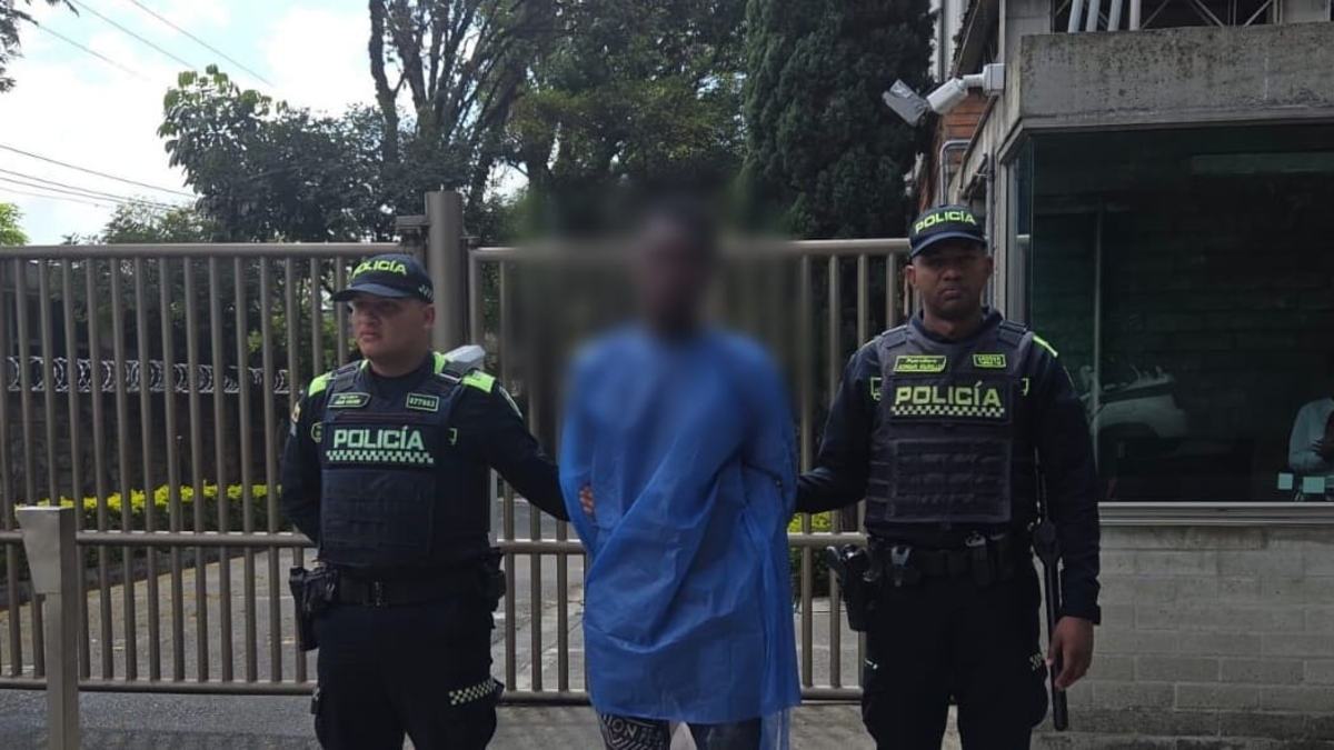 Un hombre armado con un cuchillo entró a la casa y agredió a seis personas

 – Ojo critico