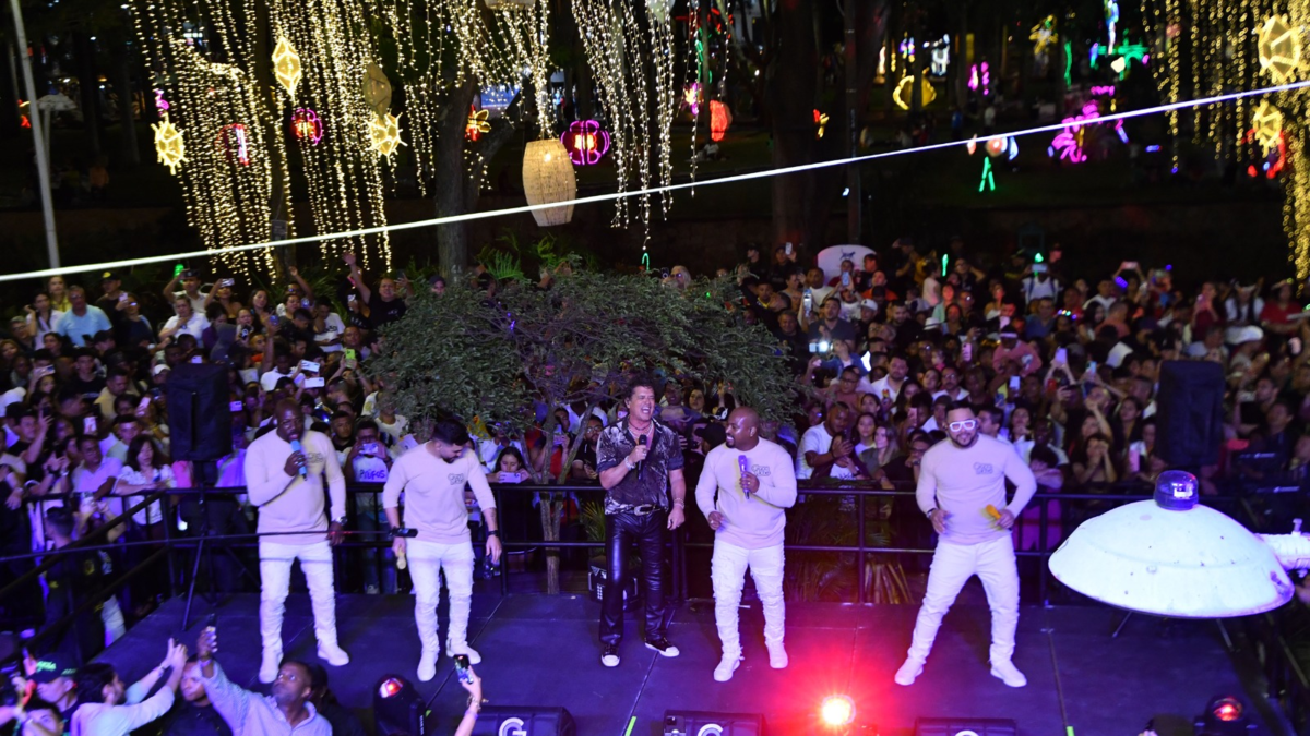 Carlos Vives y Grupo Niche sorprendieron con concierto en pleno Bulevar del Río para calentar la Feria de Cali

 – Ojo critico