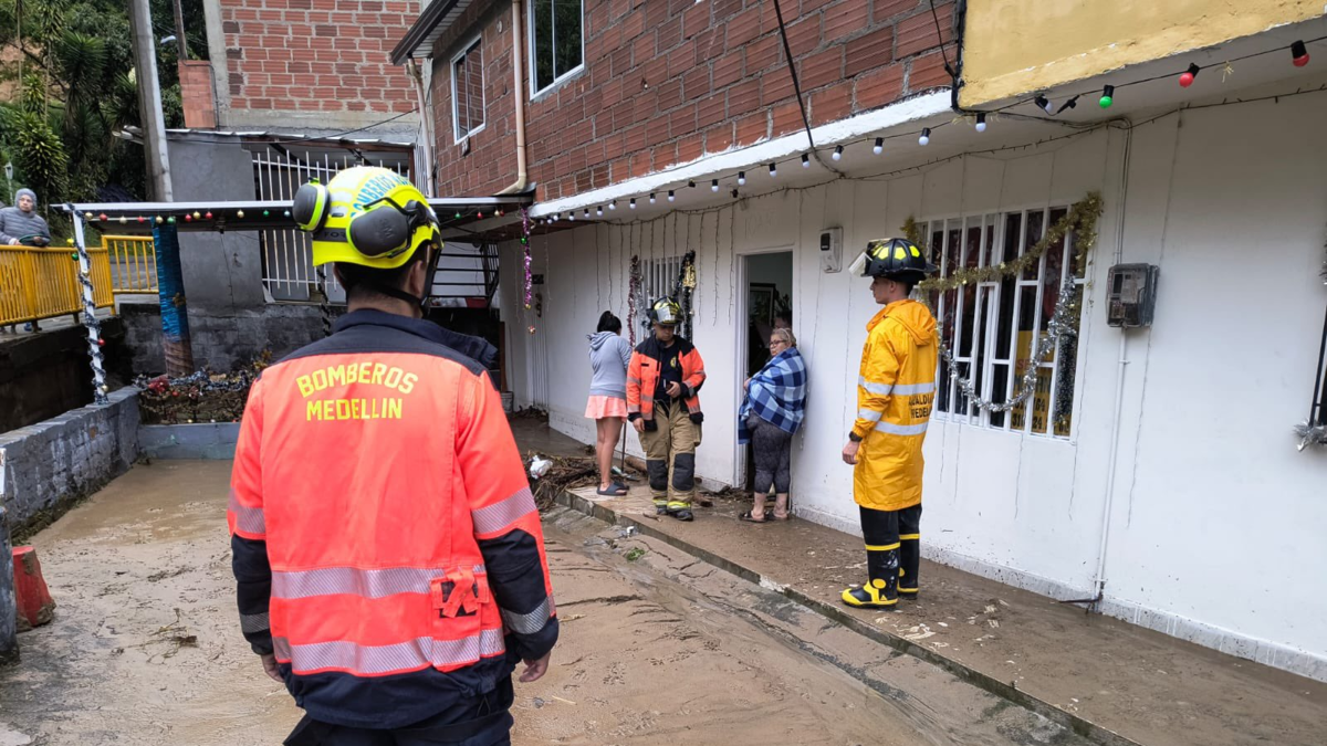 Casas y camiones afectados por barro y agua.

 – Ojo critico