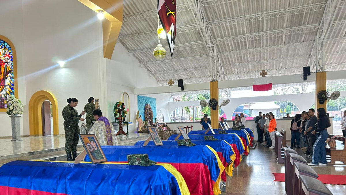 Con honores y vigilia despidieron a siete militares asesinados durante ataque del ELN en Aguachica.

 – Ojo critico