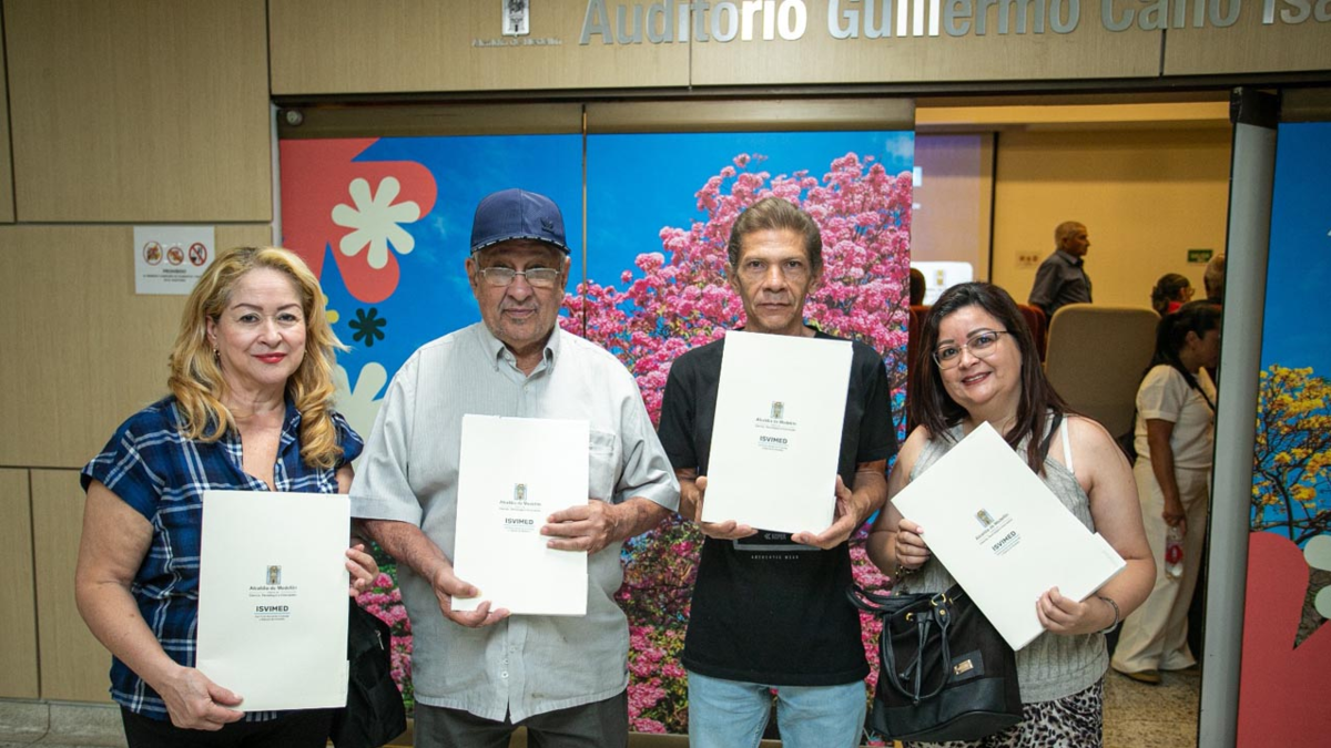 Después de años de vivir al margen de la ley, 1.057 familias en Medellín lograron legalizar sus viviendas

 – Ojo critico