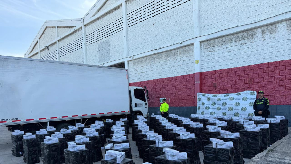 Incautan 64.500 cajetillas de cigarrillos de contrabando ocultas en una camioneta en Barranquilla; capturado

 – Ojo critico