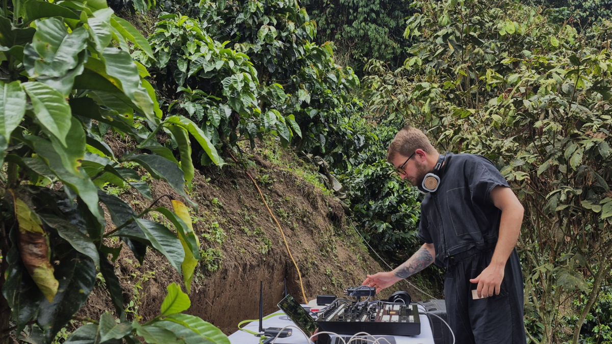 La historia de Hila, una DJ argentina que vino a Colombia para experimentar el sonido de las plantas y la combinación de ciencia y tecnología en un cafetal.

 – Ojo critico