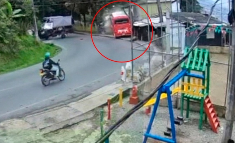 Las autoridades intentan llegar al lugar para ayudar a los heridos.

 – Ojo critico