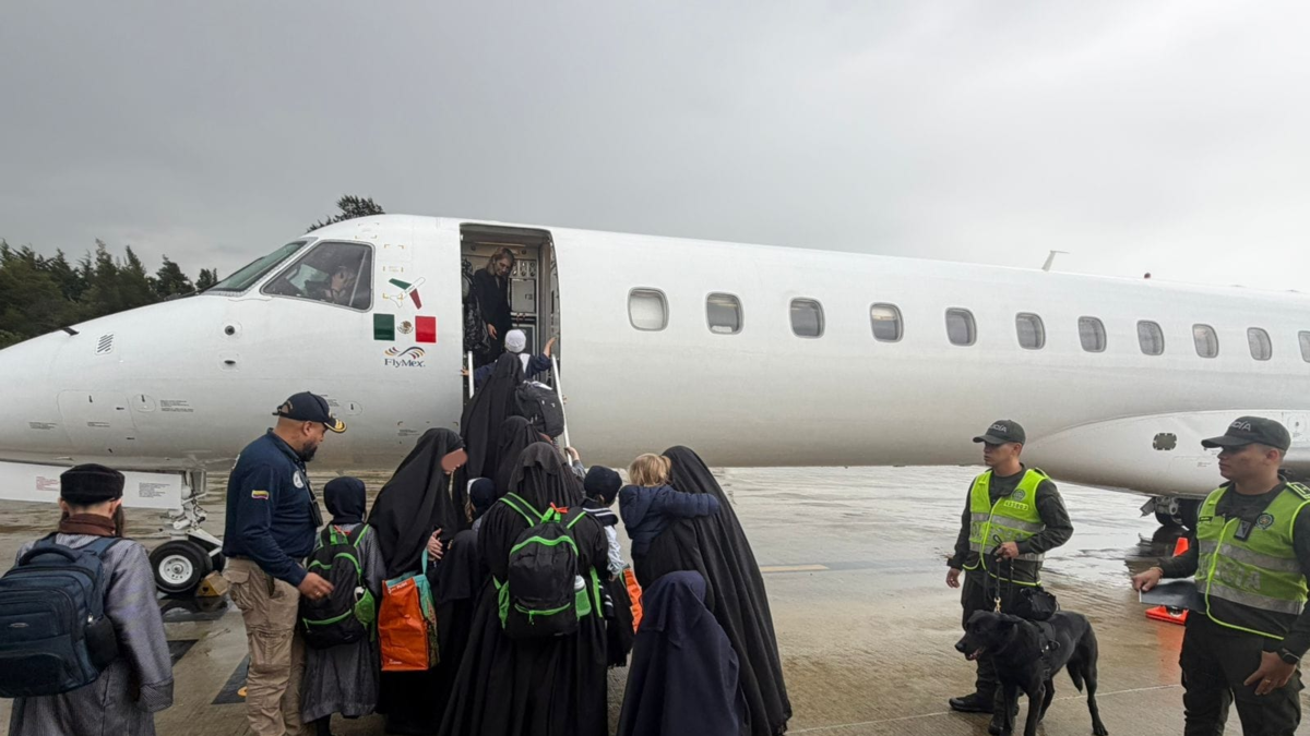 Se trata de la salida del país de miembros de la secta judía de Lev Tahor, expulsados ​​de Colombia cuando intentaban radicarse en Yarumal, Antioquia.

 – Ojo critico