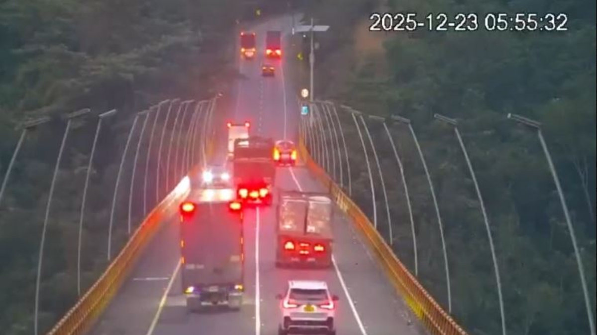 Un camión giró en sentido contrario a la salida del túnel de Gualanday y atropelló a un motociclista

 – Ojo critico