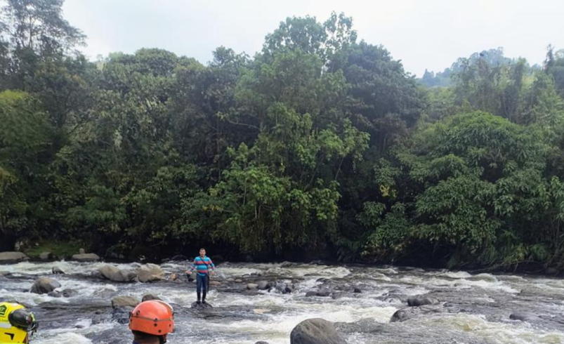 estaba observando pájaros y cayó a un barranco

 – Ojo critico