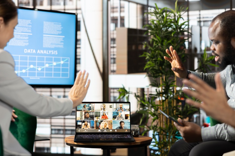 Consumo masivo, servicios y tecnología son los sectores que más utilizan el trabajo híbrido en Colombia

 – Ojo critico