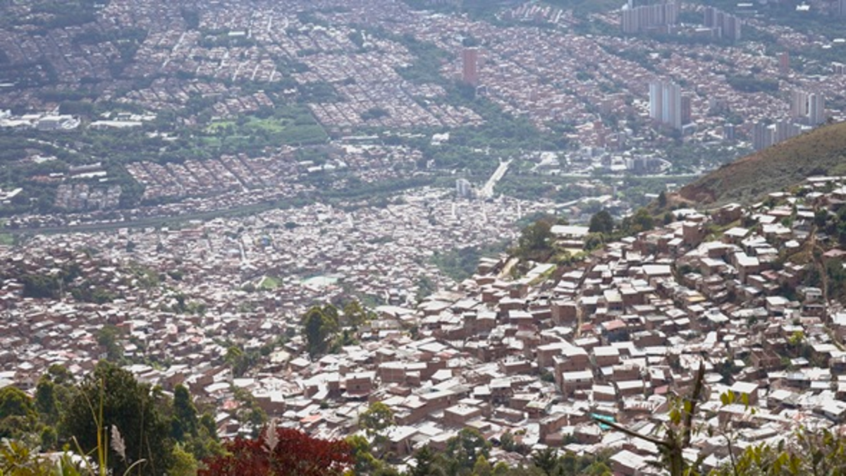 un nuevo subsidio de Medellín llega a familias que ganan hasta 4 salarios mínimos y quieren mejorar su vivienda

 – Ojo critico