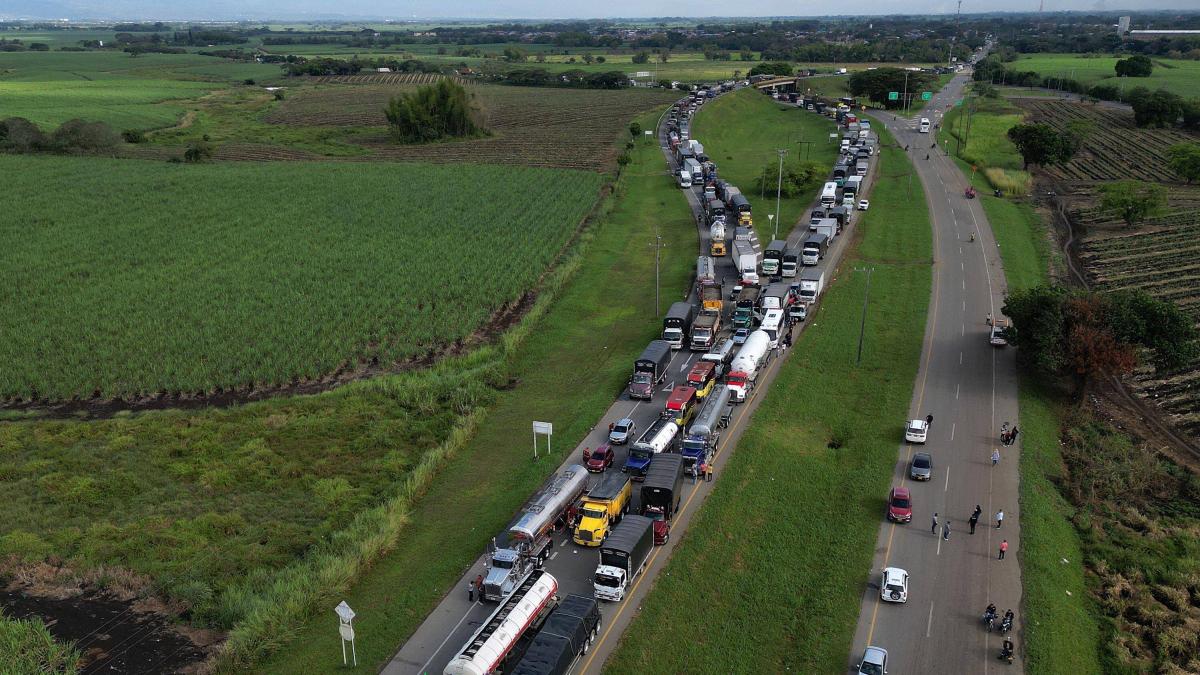 Así quedaron registrados algunos de los dramáticos momentos del accidente ocurrido en la Carretera Panamericana en el Cauca.

 – Ojo critico