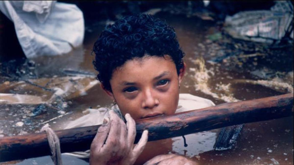 ¡Debemos salvar a Omayra! / La crónica de Germán Santamaría sobre una niña que quedó atrapada en el barro de la avalancha de Armero

 – Ojo critico