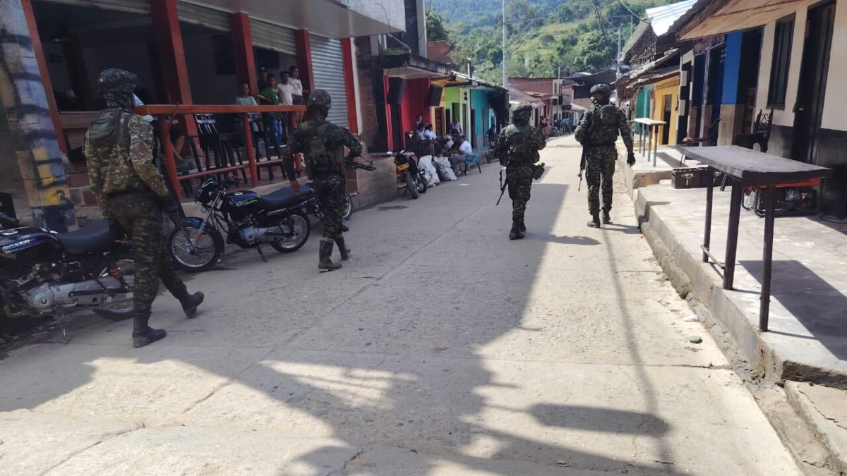 Un guerrillero murió en enfrentamientos entre el ejército y disidencias del Frente 36 en Añorí

 – Ojo critico