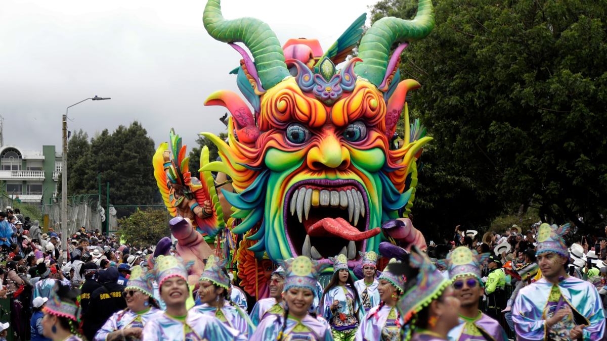 Productor de «Los Simpson» y cantante de la banda de rock Maldita Vecindad entre los personajes que se divirtieron durante el Carnaval de Blancos y Negros

 – Ojo critico