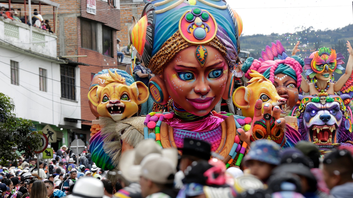 107 motivos desfilaron por sus calles

 – Ojo critico