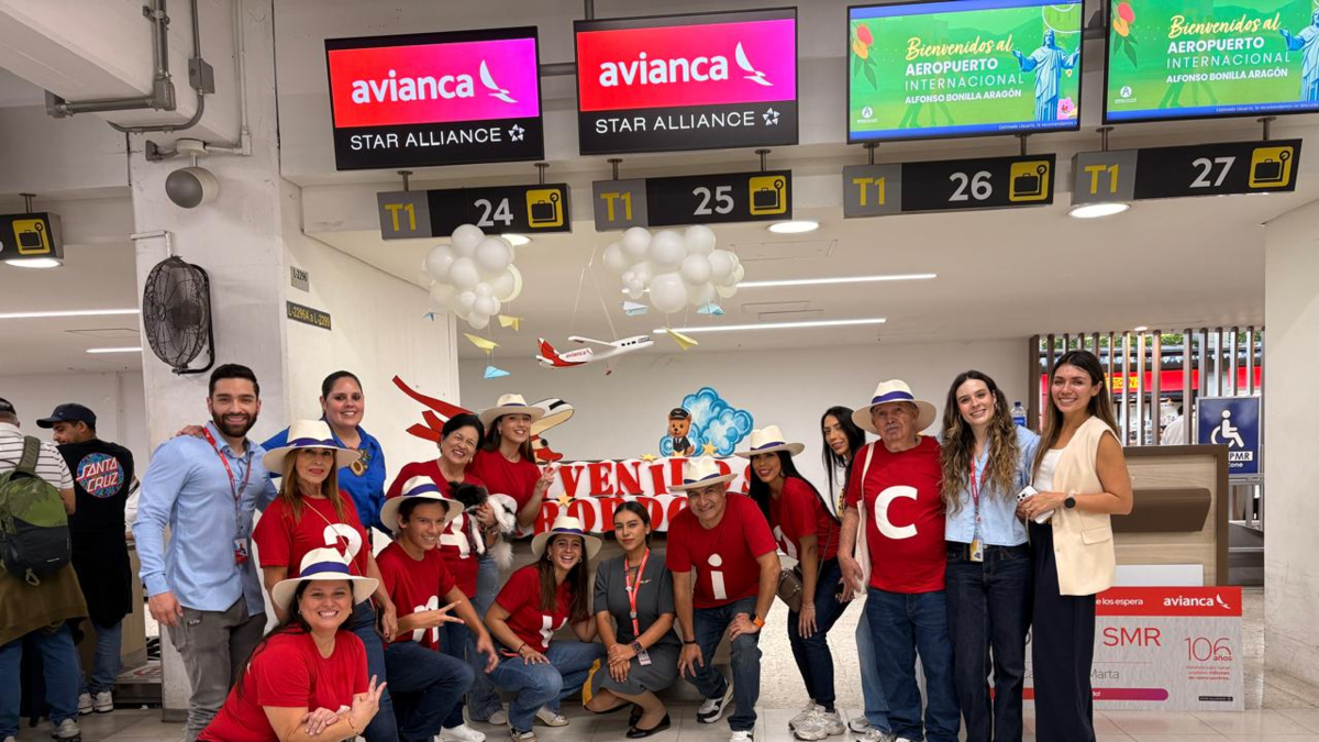 Dos familias caleñas que celebraron Nochevieja en un avión de cartón volarán a Santa Marta

 – Ojo critico