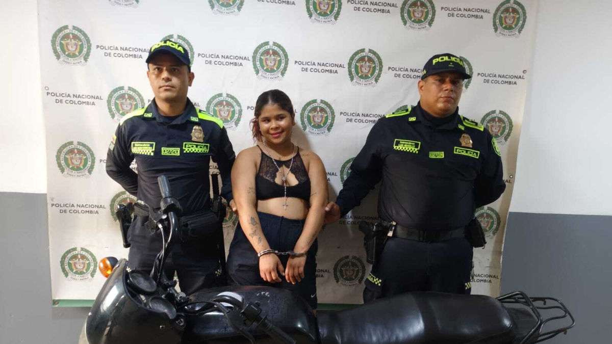 Mujer capturada en el Atlántico tras una persecución policial posó y sonrió para una foto tomada por la policía: fue encontrada en flagrancia

 – Ojo critico