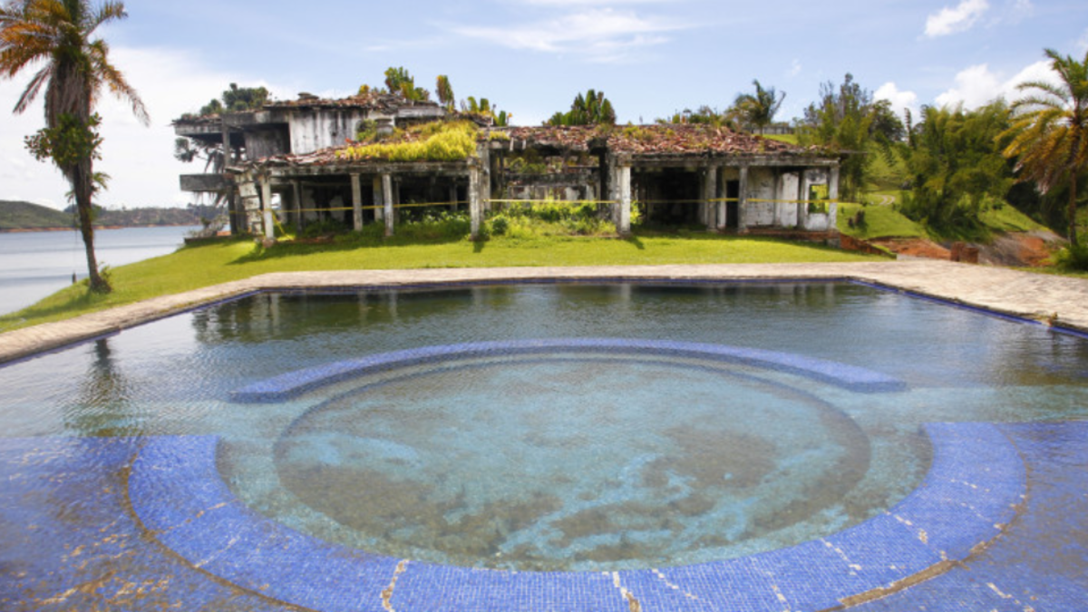 Estas son las ruinas de la mítica finca «La Manuela», que perteneció a Pablo Escobar y fue subastada por el SAE por 7,7 mil millones de pesos

 – Ojo critico