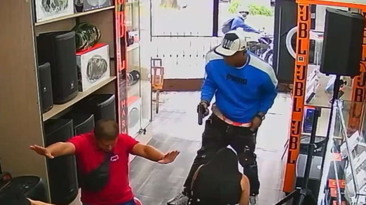 Las víctimas fueron obligadas a caer de rodillas.

 – Ojo critico