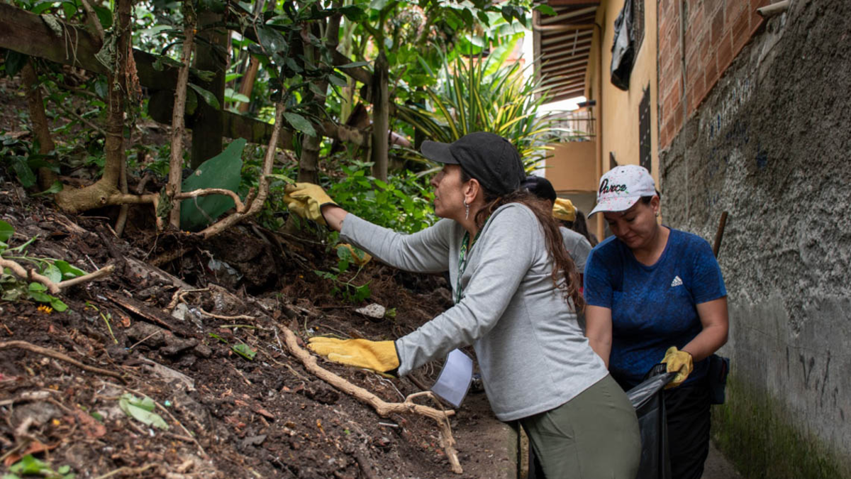 De esta manera, Medellín convirtió un barrio en un aula, un parque en un teatro y niños, jóvenes y adultos en líderes de su territorio.

 – Ojo critico