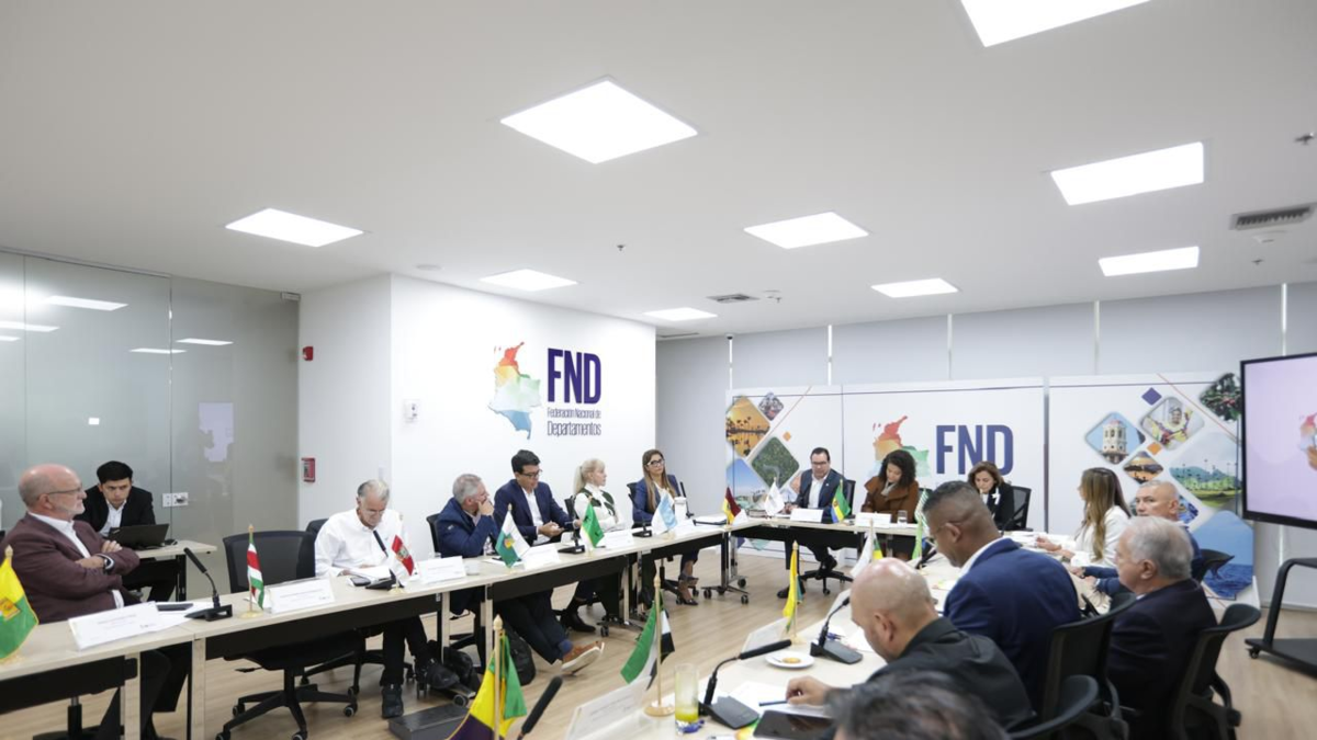 Gobernador del Valle del Cauca rechaza impuesto del 19% a cigarrillos y alcohol

 – Ojo critico