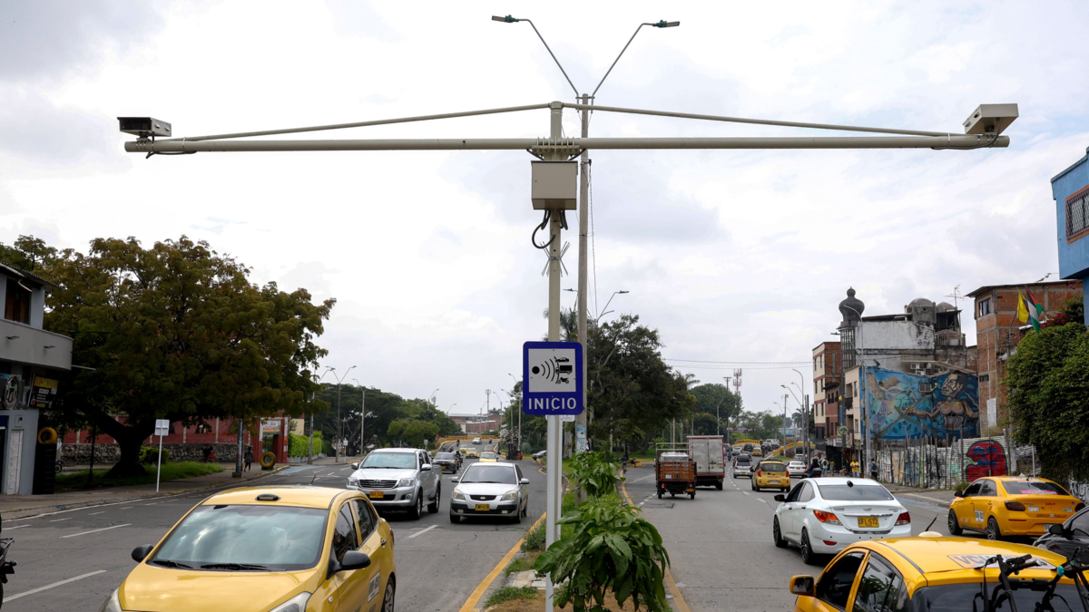 Cámaras de fotodetección redujeron en un 67% el número de accidentes viales en lugares críticos de Cali.

 – Ojo critico