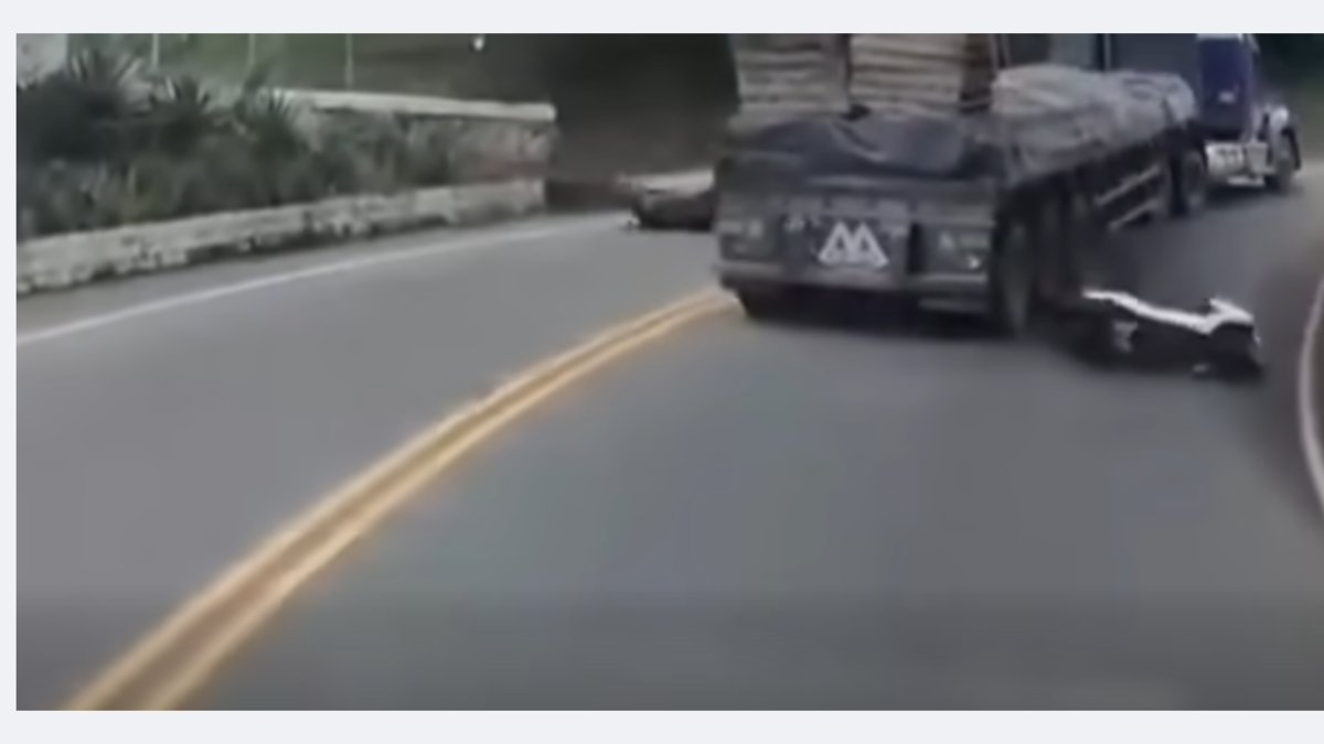 el motociclista estuvo a centímetros de ser aplastado por las llantas del tractocamión

 – Ojo critico