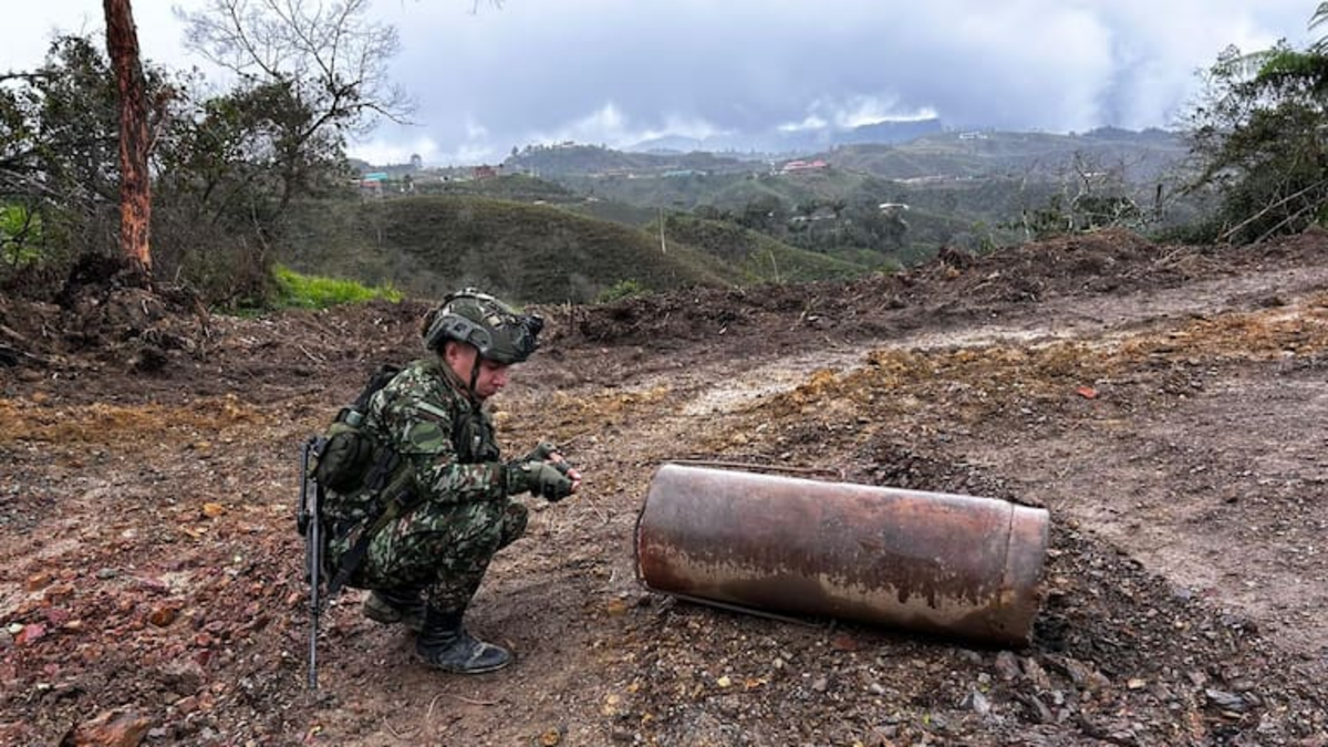 El ejército frustró el ataque con seis explosivos que disidentes de las FARC dejaron en la vía de Medellín a Anorí

 – Ojo critico